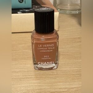 CHANEL Le Vernis Longwear Nail Colour in the shade 953 Essentiel